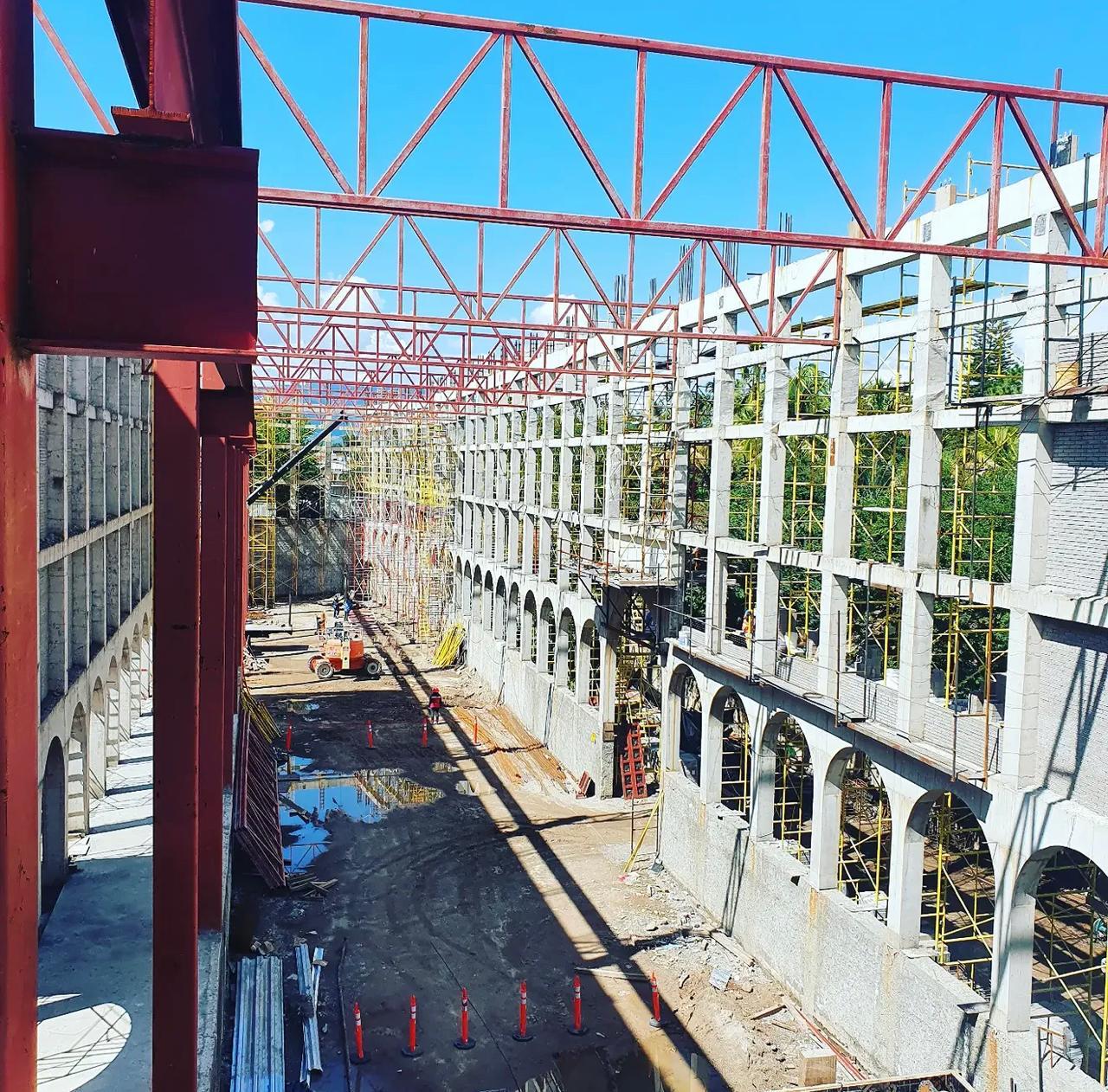 Estructura metálica y concreto en construcción industrial